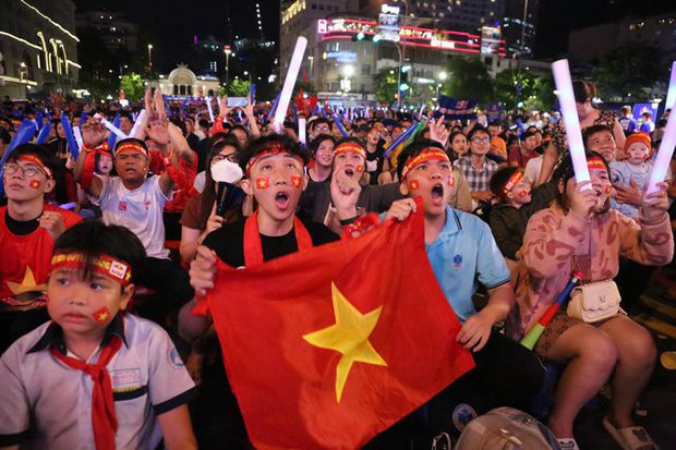 CĐV ở phố đi bộ Nguyễn Huệ ăn mừng cuồng nhiệt sau bàn thắng mở tỉ số của Tiến Linh trước Indonesia - ảnh 8