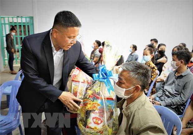Trao tặng quà, hỗ trợ bà con nghèo người Việt ở Campuchia vui đón Tết - ảnh 2