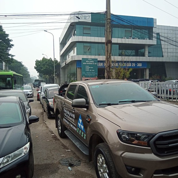 Hà Nội: Loạt trung tâm đăng kiểm đóng cửa, tài xế đổ dồn xếp hàng từ 3 giờ sáng - ảnh 1