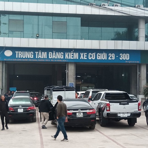 Hà Nội: Loạt trung tâm đăng kiểm đóng cửa, tài xế đổ dồn xếp hàng từ 3 giờ sáng - ảnh 2