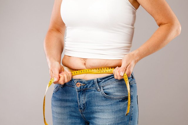 Phụ nữ nên làm gì để kiểm soát tình trạng tăng cân vù vù ở tuổi mãn kinh? - ảnh 1
