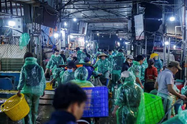Chợ cá lớn nhất Hà Nội nhộn nhịp trước ngày đưa ông Công ông Táo về trời - ảnh 1