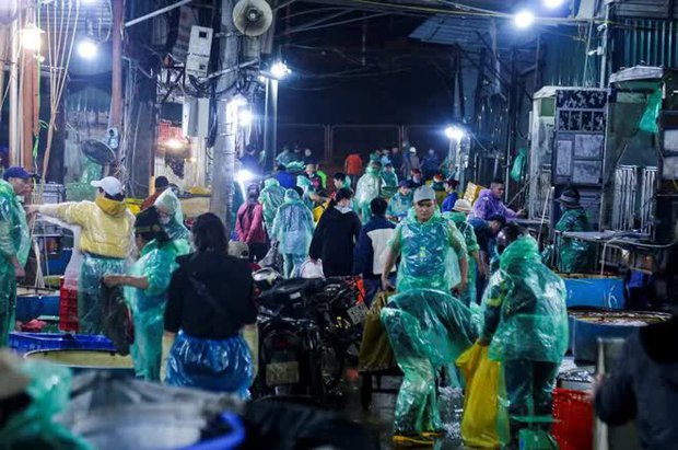 Chợ cá lớn nhất Hà Nội nhộn nhịp trước ngày đưa ông Công ông Táo về trời - ảnh 11