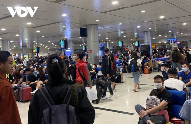 Thời tiết xấu khiến 15 chuyến bay ở Đà Nẵng phải hoãn hủy, hạ cánh xuống sân bay khác - ảnh 1
