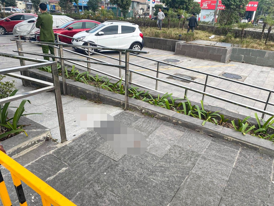 Hà Nội: Nhân viên ngân hàng rơi từ tầng 24 chung cư xuống đất, t.ử v.ong - ảnh 2