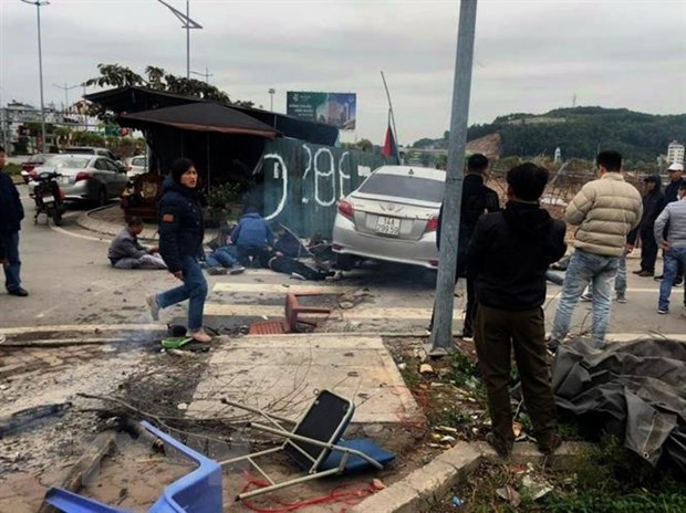 Quảng Ninh: Ôtô lao thẳng vào 5 người đang ngồi sưởi ấm bên đường - ảnh 1