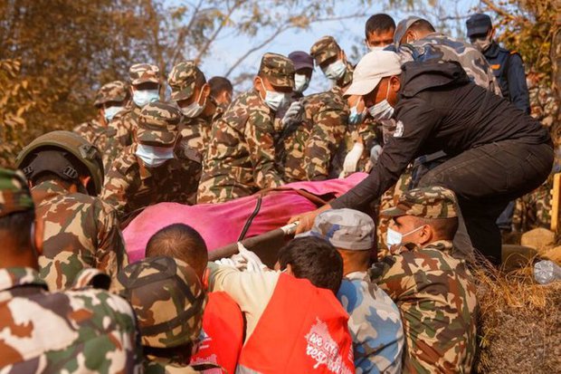 Nhân chứng vụ máy bay rơi tại Nepal kể lại về tiếng hành khách kêu cứu và nỗ lực tìm kiếm thi thể nạn nhân trong vô vọng - ảnh 2