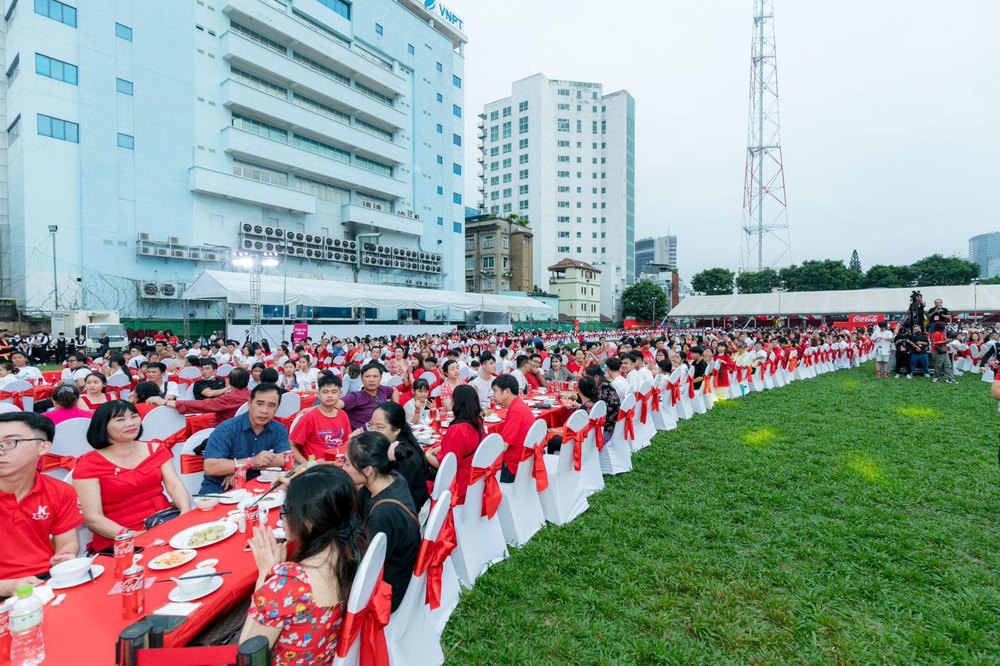 Coca-Cola Việt Nam xác lập kỷ lục thế giới trong chiến dịch Tết 2023, tôn vinh khoảnh khắc diệu kỳ gắn kết gia đình - ảnh 3