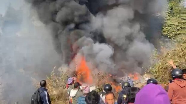 Nhân chứng vụ máy bay rơi tại Nepal kể lại về tiếng hành khách kêu cứu và nỗ lực tìm kiếm thi thể nạn nhân trong vô vọng - ảnh 1