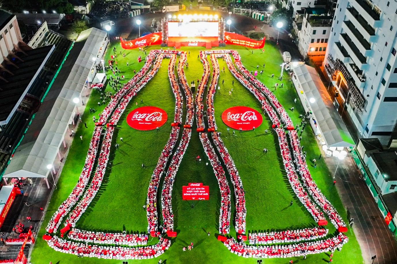 Coca-Cola Việt Nam xác lập kỷ lục thế giới trong chiến dịch Tết 2023, tôn vinh khoảnh khắc diệu kỳ gắn kết gia đình - ảnh 1