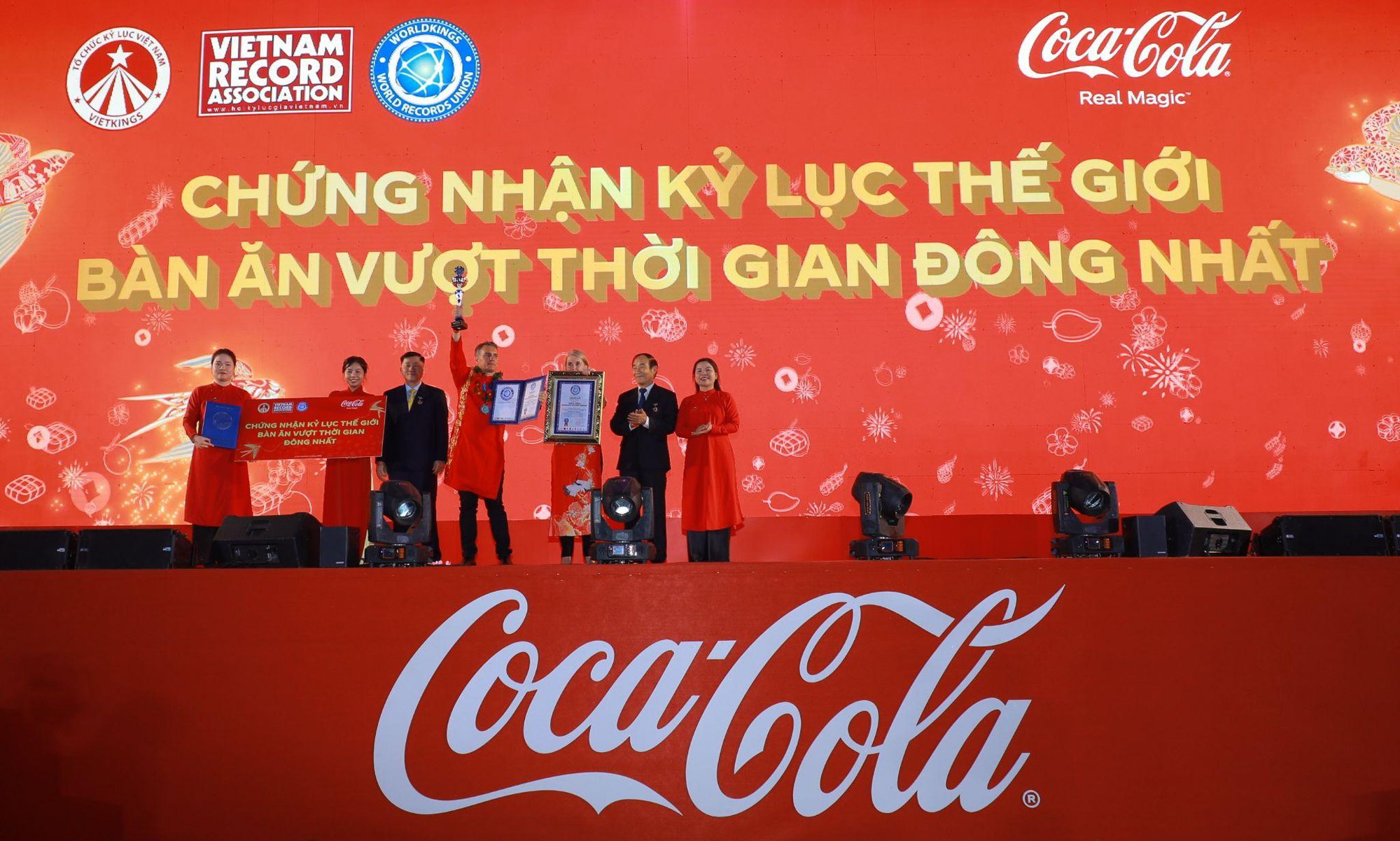 Coca-Cola Việt Nam xác lập kỷ lục thế giới trong chiến dịch Tết 2023, tôn vinh khoảnh khắc diệu kỳ gắn kết gia đình - ảnh 2