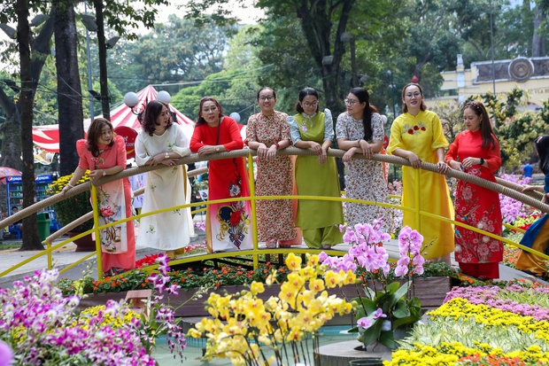 Người dân rạng rỡ diện áo dài đến Hội hoa Xuân lớn nhất TP.HCM chơi Tết - ảnh 3