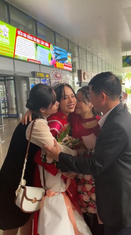 Hoa hậu Việt Nam 2022 Thanh Thủy mặc áo dài đỏ rực homecoming - ảnh 2
