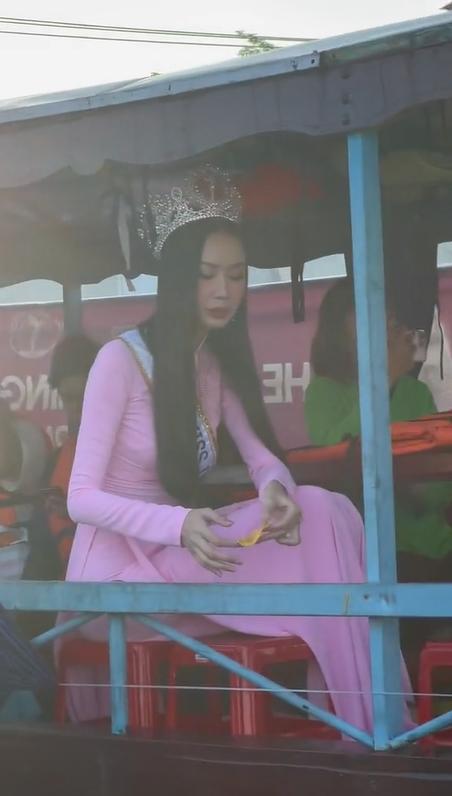 Hoa hậu Việt Nam 2022 Thanh Thủy mặc áo dài đỏ rực homecoming - ảnh 6