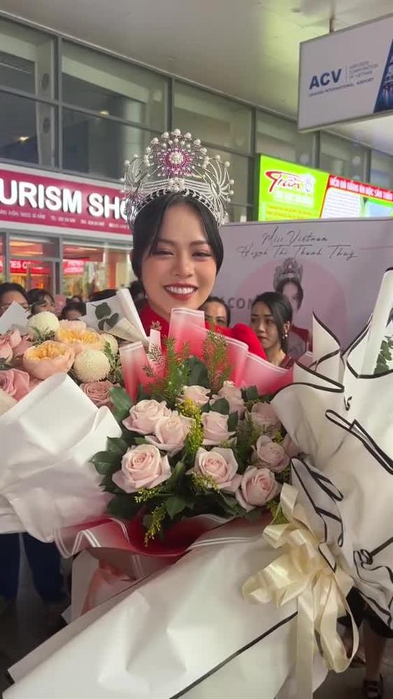 Hoa hậu Việt Nam 2022 Thanh Thủy mặc áo dài đỏ rực homecoming - ảnh 1