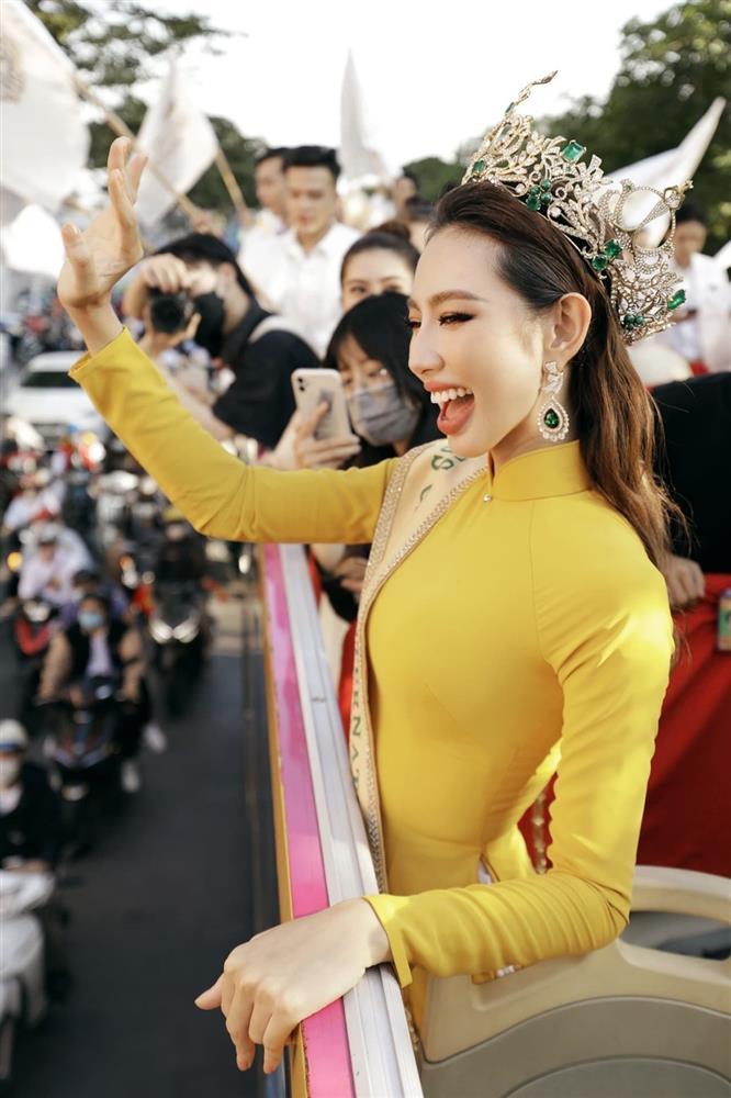 Hoa hậu Việt Nam 2022 Thanh Thủy mặc áo dài đỏ rực homecoming - ảnh 7