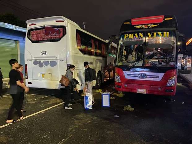 Đà Nẵng: Phát hiện xe khách 42 chỗ nhồi nhét 57 người - ảnh 1