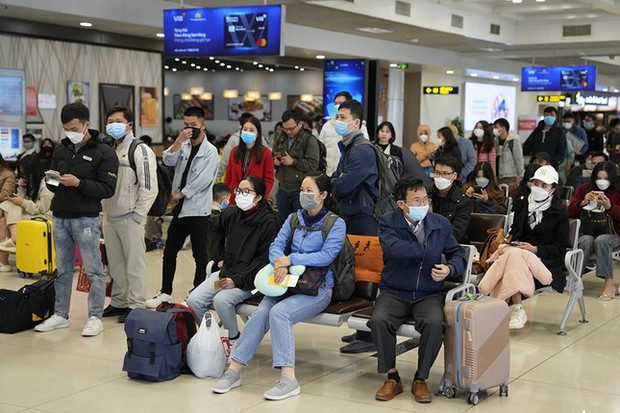 Hôm nay hành khách qua sân bay Nội Bài đông nhất dịp Tết - ảnh 9