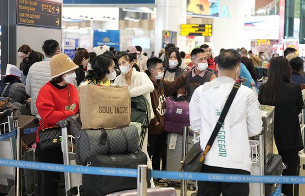 Hôm nay hành khách qua sân bay Nội Bài đông nhất dịp Tết - ảnh 5