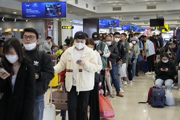 Hôm nay hành khách qua sân bay Nội Bài đông nhất dịp Tết - ảnh 11