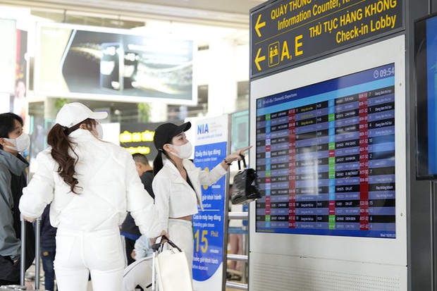 Hôm nay hành khách qua sân bay Nội Bài đông nhất dịp Tết - ảnh 13