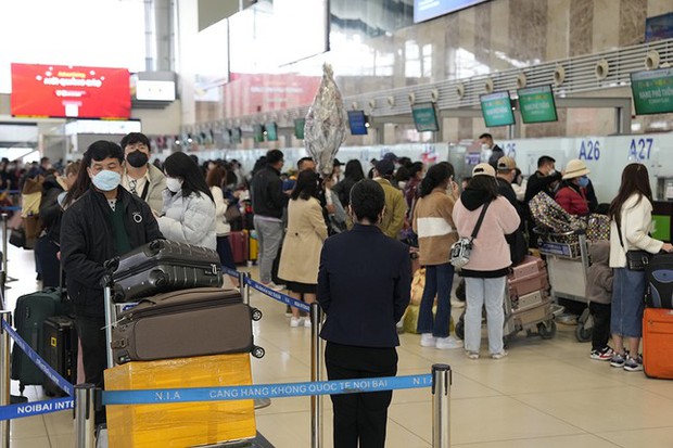 Hôm nay hành khách qua sân bay Nội Bài đông nhất dịp Tết - ảnh 2