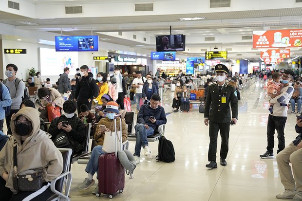 Hôm nay hành khách qua sân bay Nội Bài đông nhất dịp Tết - ảnh 10