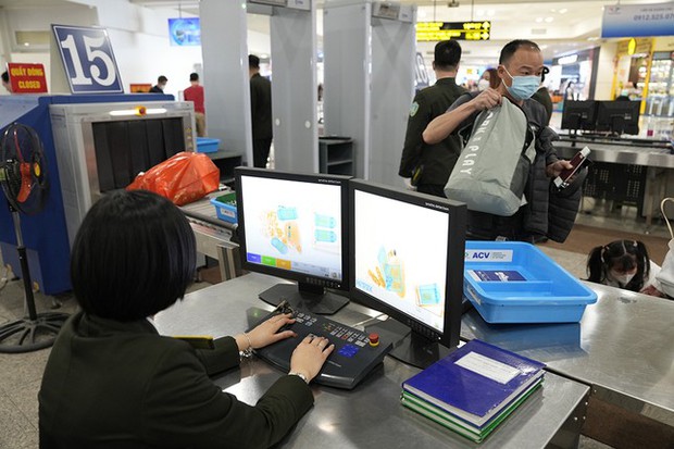 Hôm nay hành khách qua sân bay Nội Bài đông nhất dịp Tết - ảnh 6