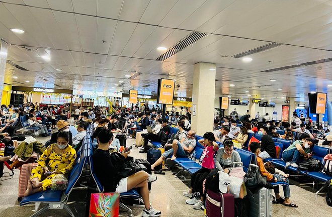 Chiều 28 Tết, hàng nghìn người xếp hàng dài làm thủ tục tại sân bay Tân Sơn Nhất - ảnh 12