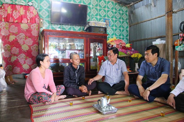 Bộ trưởng Lê Minh Hoan cùng Chủ tịch tỉnh Đồng Tháp thăm, tặng quà gia đình bé Hạo Nam - ảnh 3