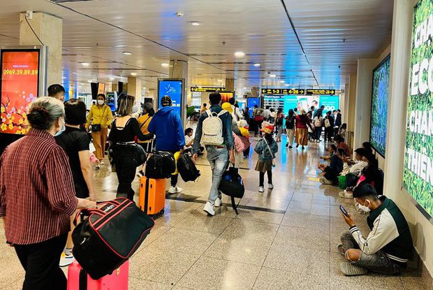 Chiều 28 Tết, hàng nghìn người xếp hàng dài làm thủ tục tại sân bay Tân Sơn Nhất - ảnh 16