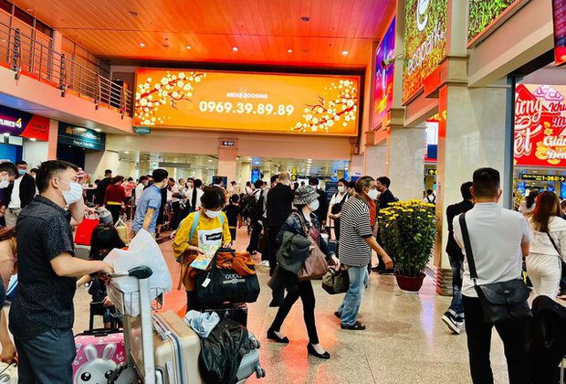 Chiều 28 Tết, hàng nghìn người xếp hàng dài làm thủ tục tại sân bay Tân Sơn Nhất - ảnh 5