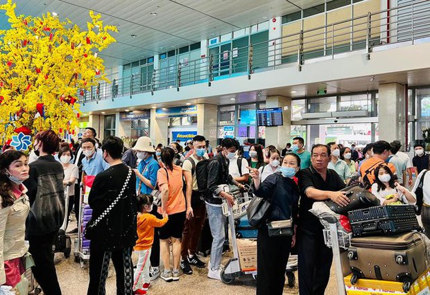 Chiều 28 Tết, hàng nghìn người xếp hàng dài làm thủ tục tại sân bay Tân Sơn Nhất - ảnh 4