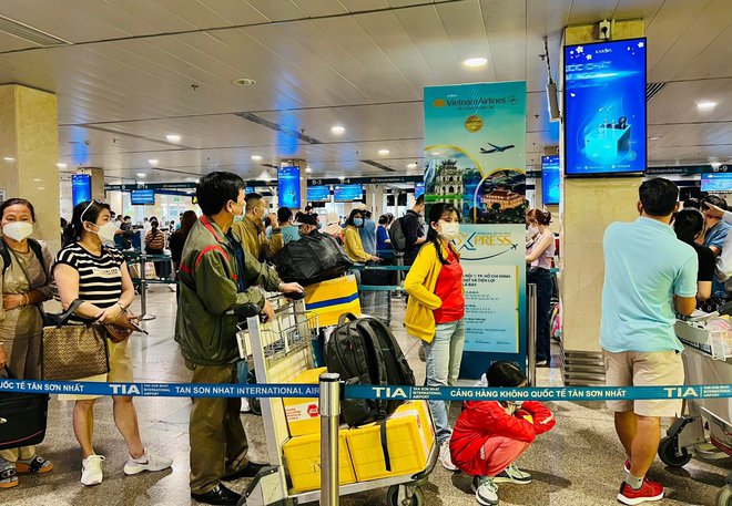 Chiều 28 Tết, hàng nghìn người xếp hàng dài làm thủ tục tại sân bay Tân Sơn Nhất - ảnh 8