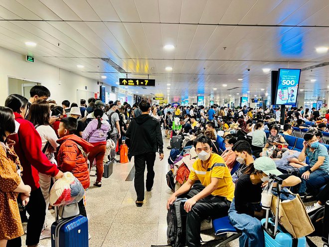Chiều 28 Tết, hàng nghìn người xếp hàng dài làm thủ tục tại sân bay Tân Sơn Nhất - ảnh 13