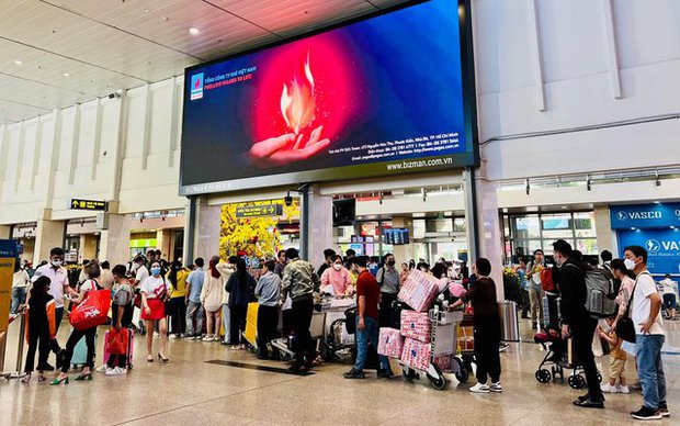 Chiều 28 Tết, hàng nghìn người xếp hàng dài làm thủ tục tại sân bay Tân Sơn Nhất - ảnh 10
