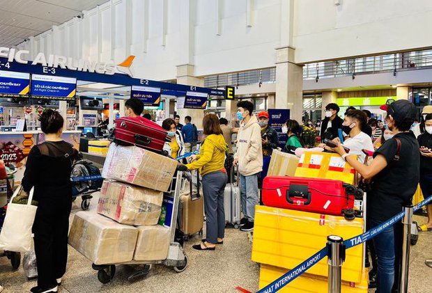 Chiều 28 Tết, hàng nghìn người xếp hàng dài làm thủ tục tại sân bay Tân Sơn Nhất - ảnh 17