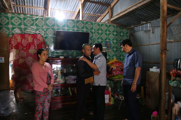 Bộ trưởng Lê Minh Hoan cùng Chủ tịch tỉnh Đồng Tháp thăm, tặng quà gia đình bé Hạo Nam - ảnh 6