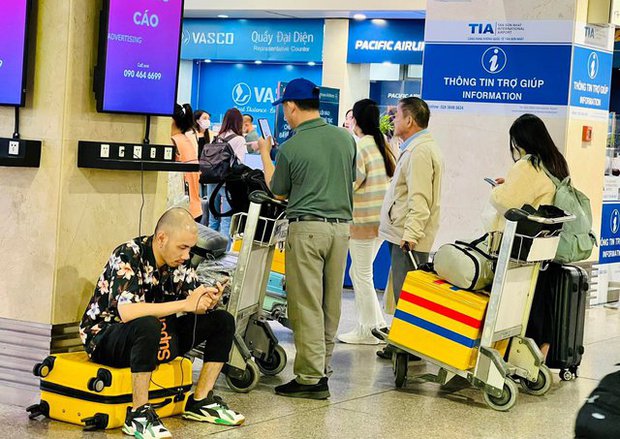 Chiều 28 Tết, hàng nghìn người xếp hàng dài làm thủ tục tại sân bay Tân Sơn Nhất - ảnh 11