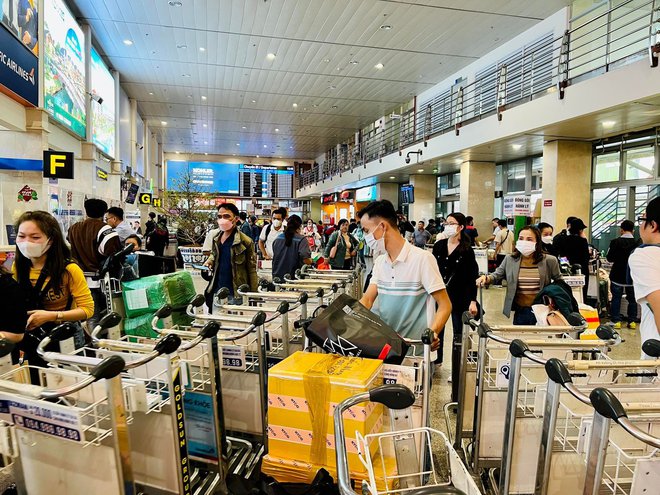 Chiều 28 Tết, hàng nghìn người xếp hàng dài làm thủ tục tại sân bay Tân Sơn Nhất - ảnh 7