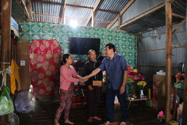Bộ trưởng Lê Minh Hoan cùng Chủ tịch tỉnh Đồng Tháp thăm, tặng quà gia đình bé Hạo Nam - ảnh 7