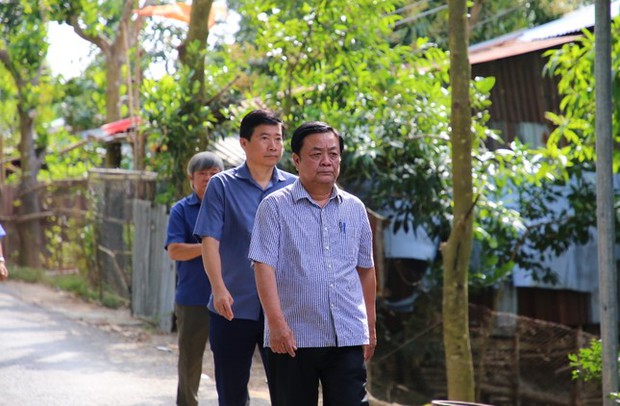 Bộ trưởng Lê Minh Hoan cùng Chủ tịch tỉnh Đồng Tháp thăm, tặng quà gia đình bé Hạo Nam - ảnh 1