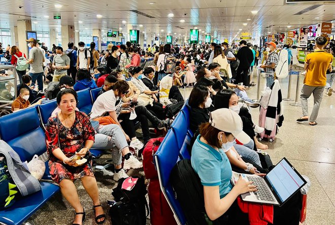 Chiều 28 Tết, hàng nghìn người xếp hàng dài làm thủ tục tại sân bay Tân Sơn Nhất - ảnh 14