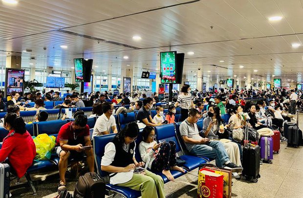Chiều 28 Tết, hàng nghìn người xếp hàng dài làm thủ tục tại sân bay Tân Sơn Nhất - ảnh 15