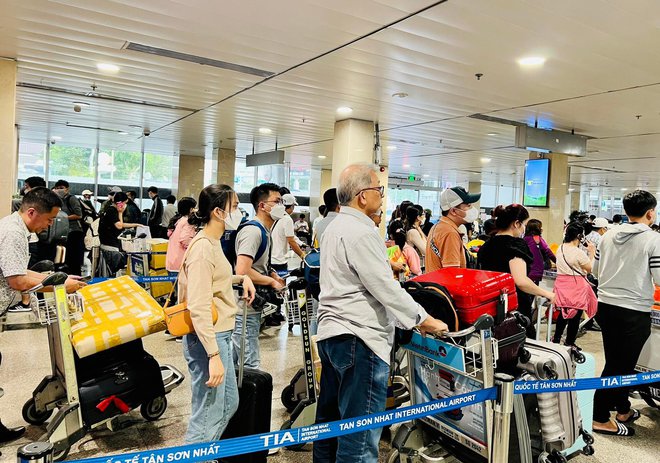 Chiều 28 Tết, hàng nghìn người xếp hàng dài làm thủ tục tại sân bay Tân Sơn Nhất - ảnh 9