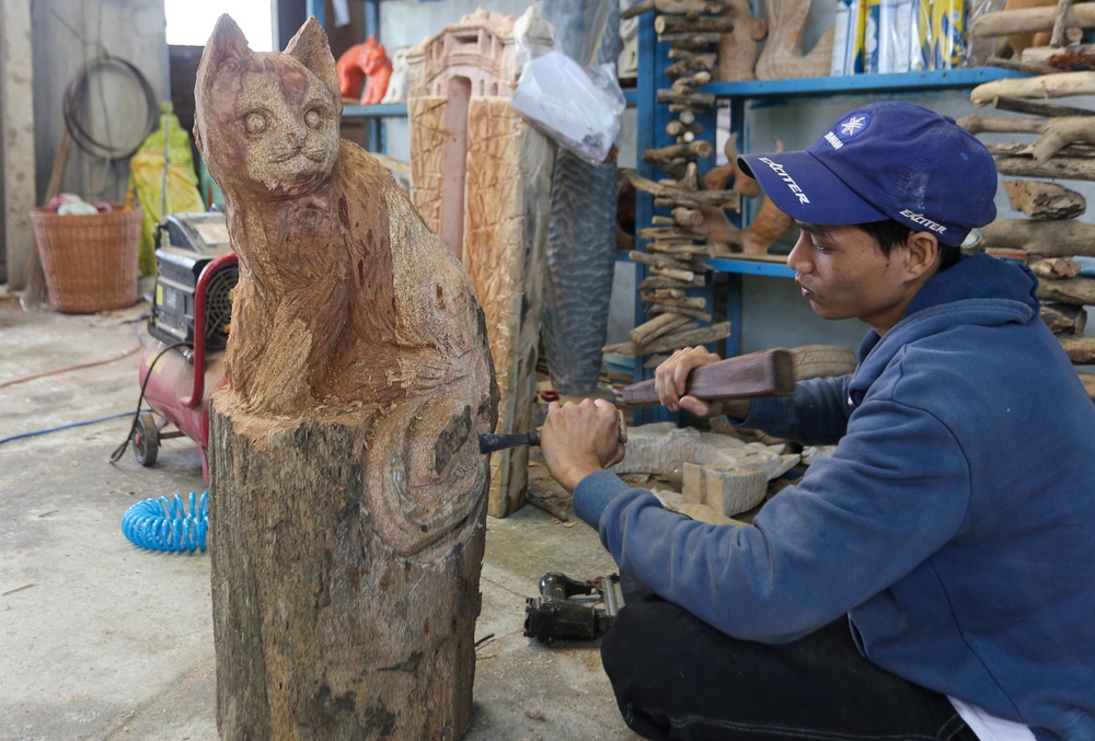 Hơn 100 linh vật mèo được chế tác từ gỗ, củi khô dạt vào bờ biển Hội An sau mỗi trận lũ - ảnh 4