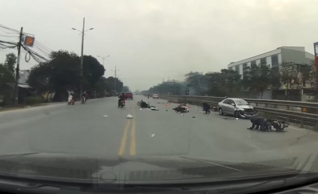 Hà Nội: Ôtô gây tai nạn liên hoàn khiến 3 người bị thương - ảnh 1