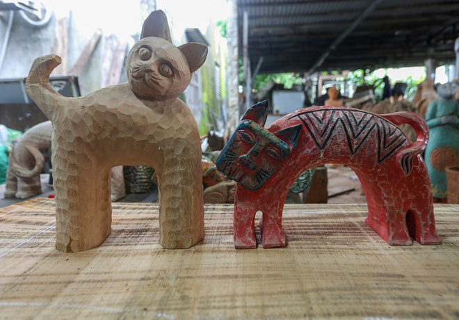 Hơn 100 linh vật mèo được chế tác từ gỗ, củi khô dạt vào bờ biển Hội An sau mỗi trận lũ - ảnh 9
