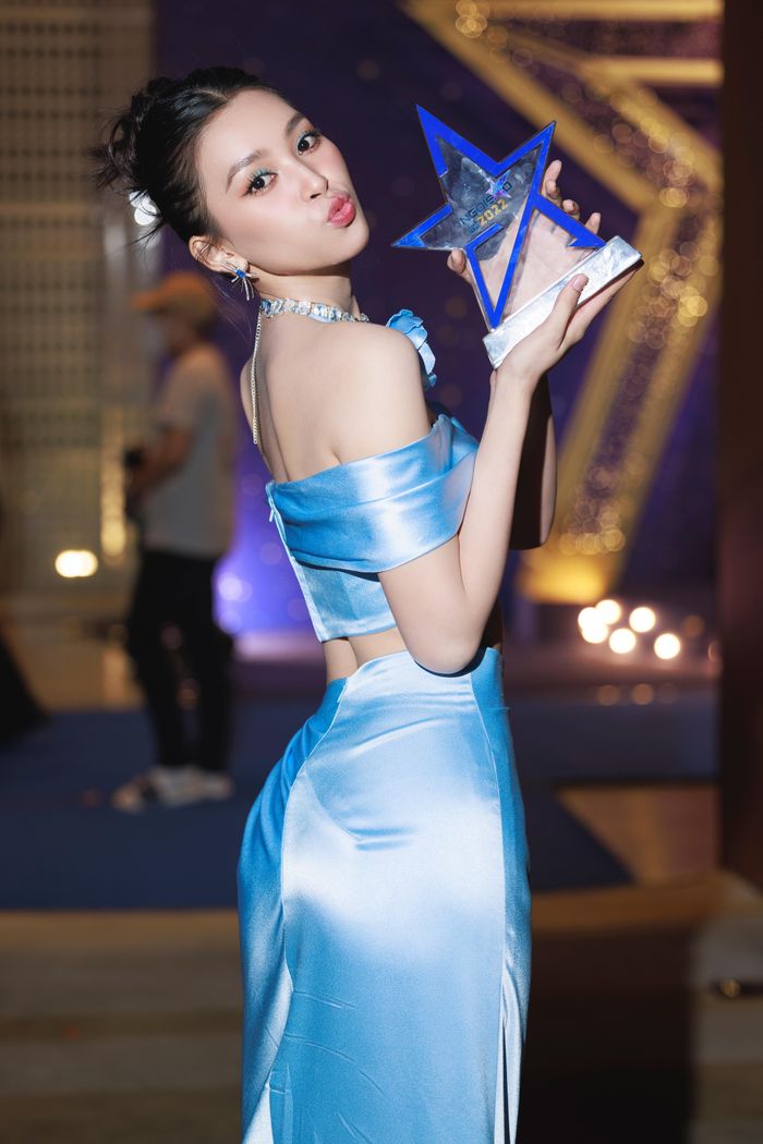Sao Việt: Hoa hậu Tiểu Vy khoe eo thon, Hồng Diễm diện váy ngắn trẻ trung, Diễm My 9X mặc gợi cảm - ảnh 16