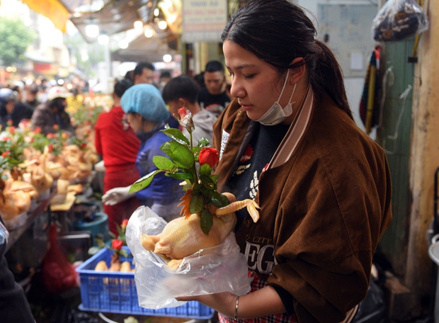 Cảnh mua bán gà luộc sáng 30 Tết ở Hà Nội: Nhân viên dán QR code thanh toán lên áo để kịp phục vụ - ảnh 10